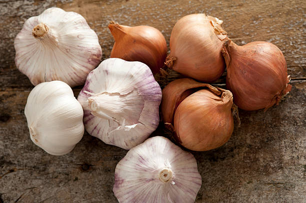 Onion and Garlic Peels: प्याज और लहसुन के छिलकों कभी फेंकने की गलती न करें, फायदे जानकर आप हैरान हो जाएंगे
