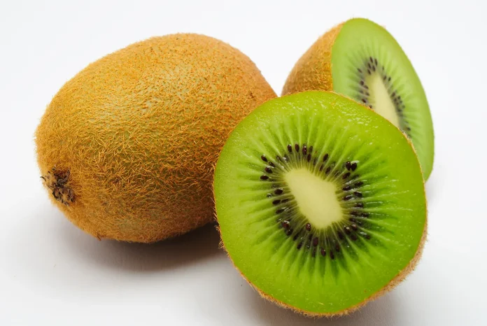 Kiwi के इतने फायदे जानकर आप हैरान हो जायेंगे, जानिए रोजाना कितनी मात्रा में खाएं ये फल