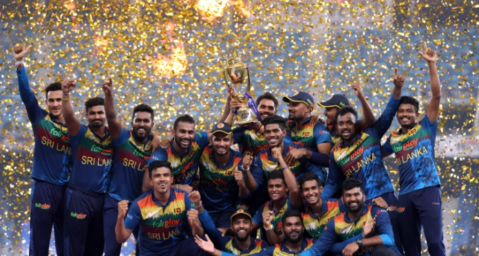 Asia Cup 2022: एशिया कप जीतने के बाद श्रीलंकाई खिलाड़ियों ने ड्रेसिंग रूम में जमकर मचाया धमाल वीडियो हुआ वायरल