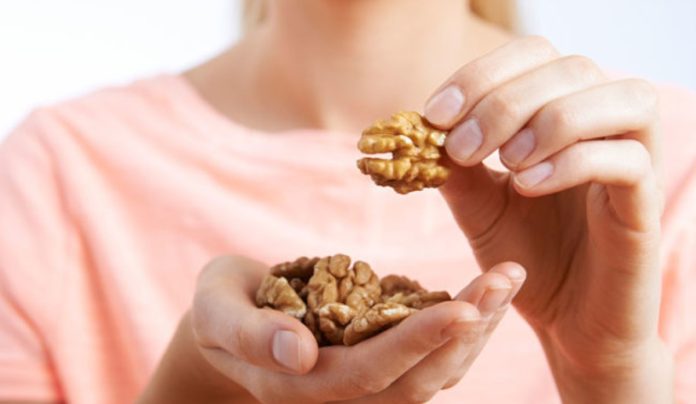 Walnuts Benefits: महिलाएं रोजाना इतना खाएं अखरोट, इन समस्याओं से हमेशा के लिए मिल जायेगा छुटकारा