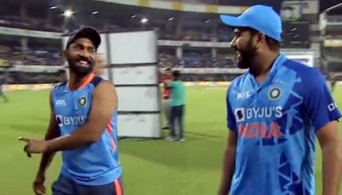 Big Latest News! रोहित शर्मा और दिनेश कार्तिक मैच हारने के बाद भी हँसते हुए नजर आये, ये वीडियो सोशलमीडिया पर हो रहा है जमकर वायरल