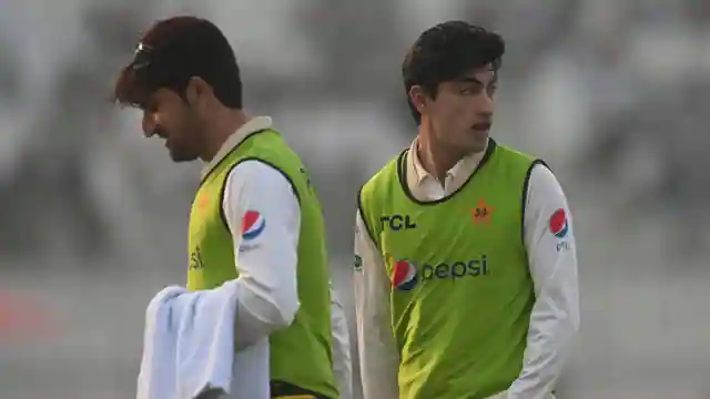 Big News! पाकिस्तान को अचानक लगा एक और बड़ा झटका, ये धाकड़ गेंदबाज  हुआ आखिरी टेस्ट से बाहर, जानिए वजह 