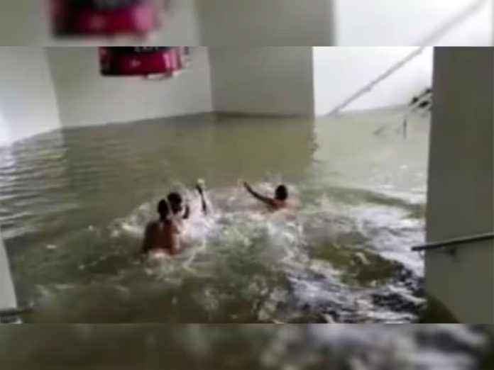 Mumbai rain: बारिश के कारण स्विमिंग पूल में तब्दील हुआ मुंबई का यह रेलवे स्टेशन, वीडियो देखकर चौंक जाएंगे आप