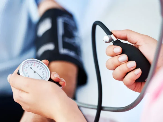High Blood Pressure: हाई बीपी का असर दिमाग पर पड़ता है, अगर आप इसे नजरअंदाज करेंगे तो जान जाने में देर नहीं लगेगी