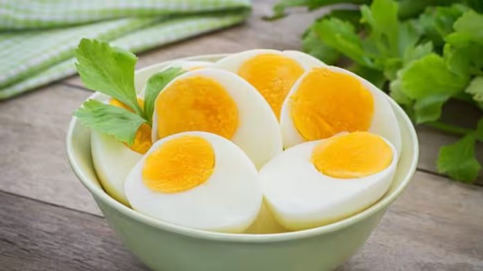 ज्यादा अंडे खाने से क्या होती है शारीरिक समस्याएं, प्रतिदिन कितने अंडे खाने चाहिए