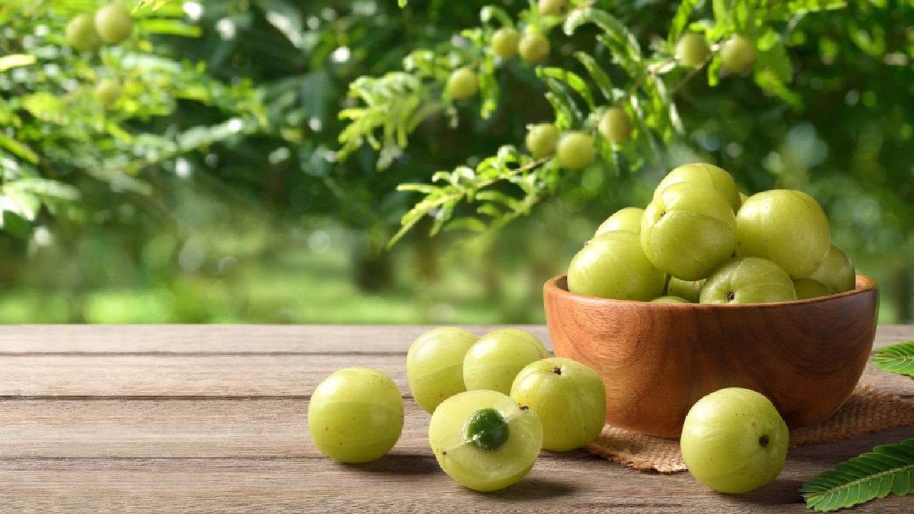 आंवला (Indian Gooseberry) – बालों का अमृत